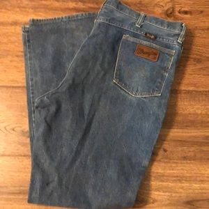 A pair of wranglers jeans 40/32